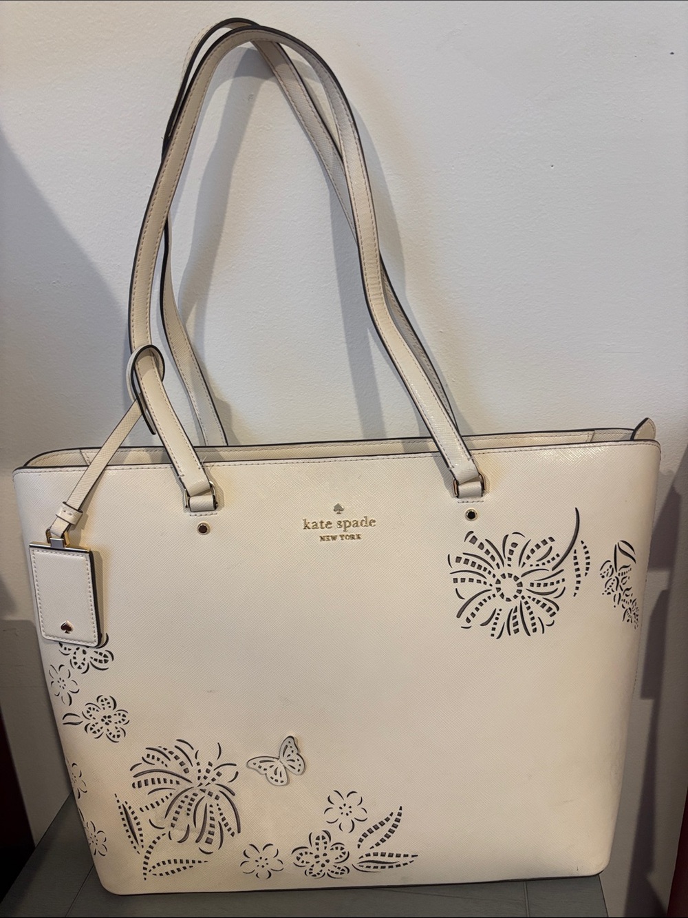 New Kate Spade Festive Floral Cutout Tote
Gorgeous summer Bag in mint condit